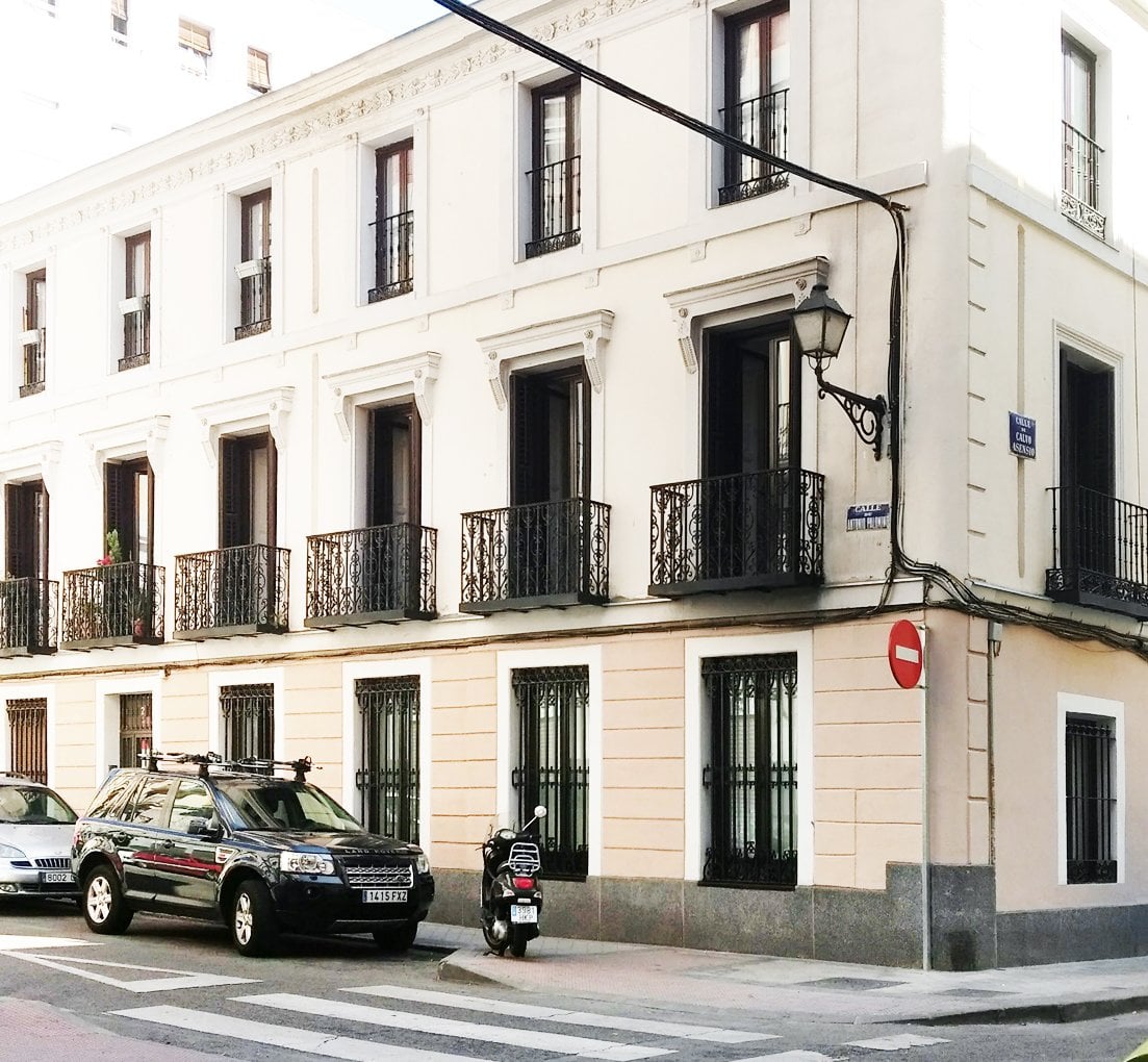 Calle con edificio rehabilitado