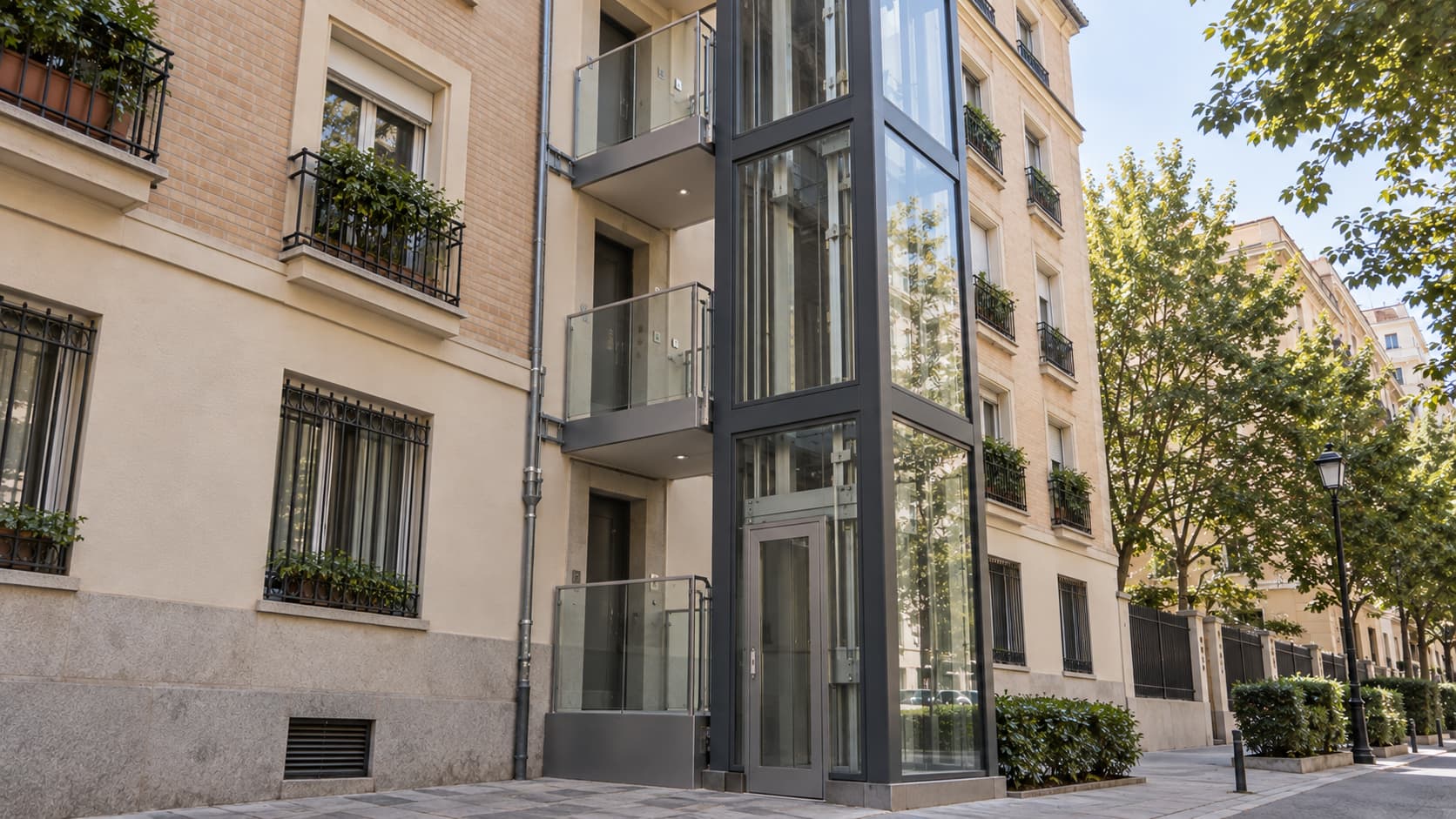 Ascensores exteriores en edificios construidos.